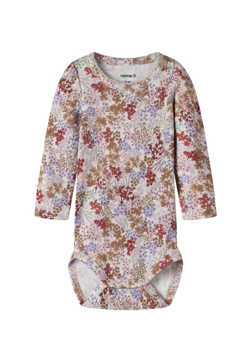 Babypakje met lange mouwen en drukknoopjes, met een bloemenpatroon in bruine, rode, paarse en roze tinten op een lichte achtergrond.