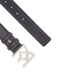 Črn usnjen pas s sijočim srebrnim geometrijskim sponko, ki ima več lukenj za prilagajanje in gladko teksturo.