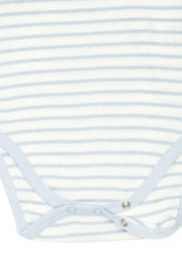 Un body de bebé a rayas de algodón suave, con rayas horizontales en azul claro y blanco, un cuello redondeado y cierres a presión en la parte inferior.