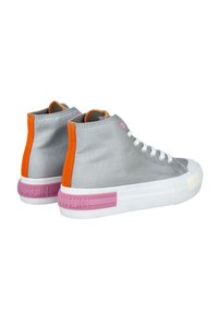 Zapatillas altas de tela gris, con acentos en naranja y rosa, suela de goma blanca y detalles de costura en contraste.