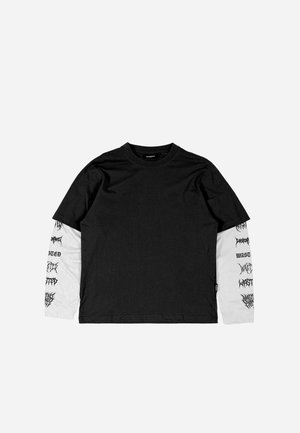 T-shirt noir à manches courtes avec de longues manches blanches. Les manches blanches comportent des designs textuels noirs. Col ras du cou, en coton, coupe décontractée.