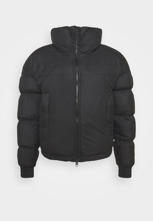 Chaqueta de plumas negra con cuello alto, cremallera frontal y puños elásticos. Presenta una textura acolchada y una silueta corta.