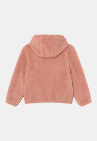 Puszysta, jasnoróżowa kurtka z kapturem, o miękkiej teksturze, długimi rękawami i marszczonym dołem w talii.