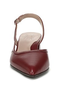 Tacchi slingback in pelle bordeaux con punta affusolata, texture liscia, cinturino alla caviglia e design minimalista. Suola nera piatta.