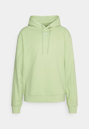 Sweat à capuche vert clair avec cordons sur le devant et petit logo blanc "Calvin Klein Jeans" sur la poitrine.