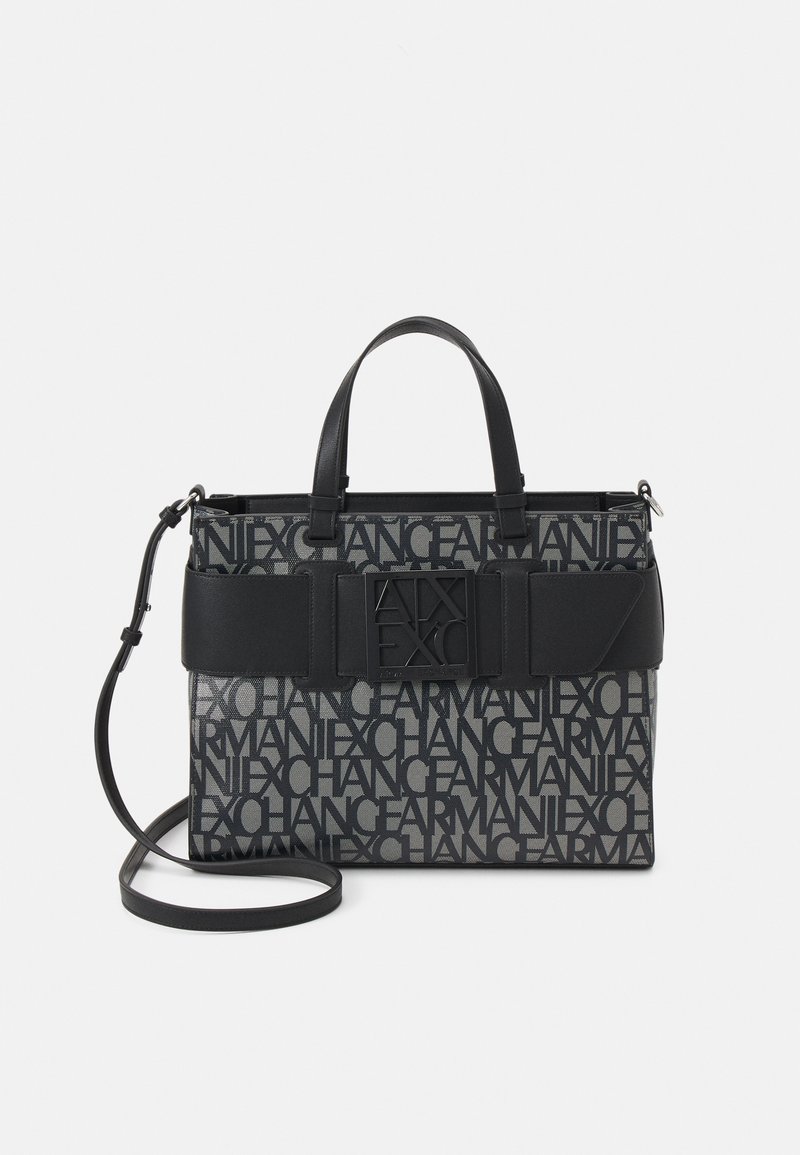 Zwarte handtas van een patroon met grijs textiel, met grote tekst. Voorzien van dubbele handvatten en een verstelbare schouderband. Opvallende logo hardware.