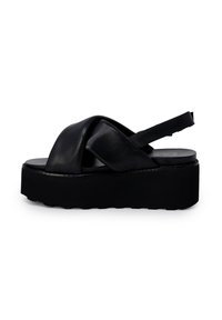 Sandali platform neri con un superiore in pelle liscia, design annodato e cinturino posteriore regolabile su una suola testurizzata per una maggiore aderenza.