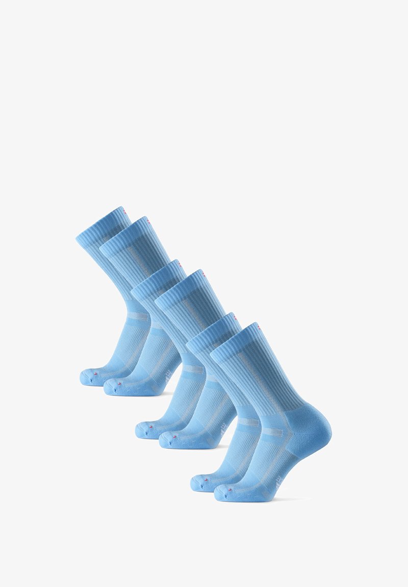 Lysblå besætningssokker lavet af blødt materiale, med ribbet tekstur, polstrede såler og små røde detaljer nær skaftet og tåen.