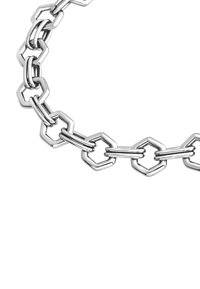 Sølv metal kæde halskæde med hexagonale led i en glat, poleret finish. Hvert led skifter i størrelse og form, hvilket skaber et unikt design.
