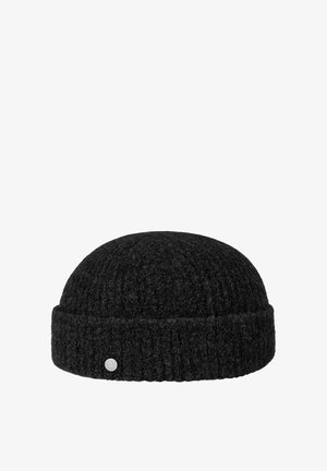 Schwarze, gestrickte Mütze mit umgeschlagenem Rand und kleinem, rundem silberfarbenem Logoshild am Rand, isoliert auf weißem Hintergrund.