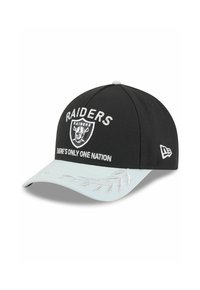 Schwarze Baseballmütze mit dem gestickten Schriftzug "RAIDERS" in Weiß, versehen mit einem silbernen Schirm im Blättermuster. Enthält das Teamlogo und den Spruch "ES GIBT NUR EINE NATION."