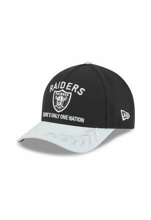 Schwarze Baseballmütze mit dem gestickten Schriftzug "RAIDERS" in Weiß, versehen mit einem silbernen Schirm im Blättermuster. Enthält das Teamlogo und den Spruch "ES GIBT NUR EINE NATION."