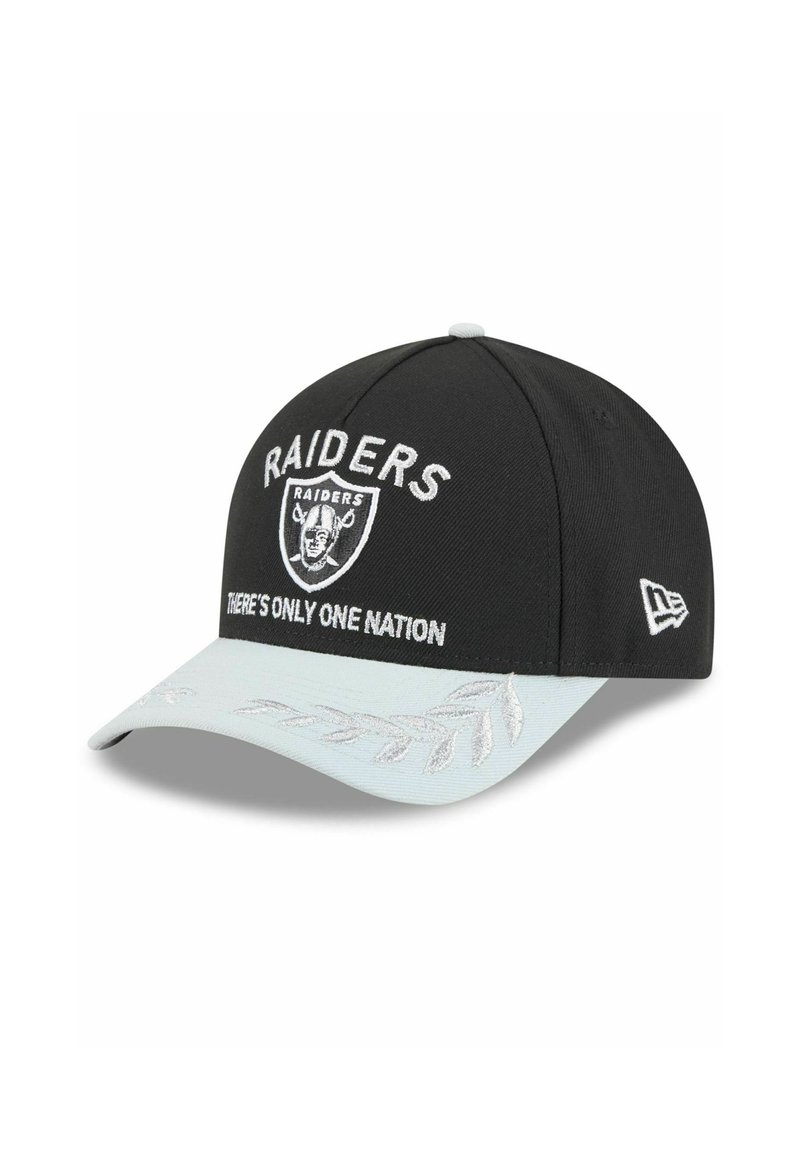 Schwarze Baseballmütze mit dem gestickten Schriftzug "RAIDERS" in Weiß, versehen mit einem silbernen Schirm im Blättermuster. Enthält das Teamlogo und den Spruch "ES GIBT NUR EINE NATION."