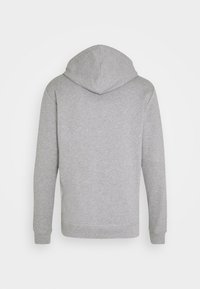 Sudadera gris con una textura suave, que cuenta con capucha, mangas largas y puños y dobladillo acanalados. Diseño sencillo sin logotipos visibles ni patrones.