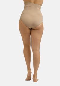 Hoge taille shapewear shorts van nude stof, met een gladde textuur, naadloos ontwerp en dekking onder de taille, waarbij de rug en benen zichtbaar zijn.