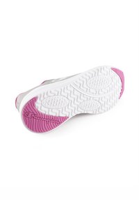 Buty sportowe z białą podeszwą i różowymi akcentami oraz teksturowanym wzorem; szara cholewka z logo marki. Gładkie i trwałe materiały.