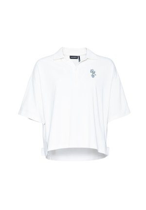 Hvit oversized kortermet poloshorte med krage, knappestolpe, sidesplitter og en liten blå grafikk på venstre bryst.