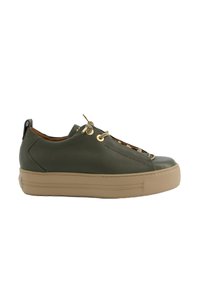 Baskets en cuir vert avec une épaisse semelle beige, arborant des œillets dorés, des lacets plats et une finition texturée. Vue de profil latéral.