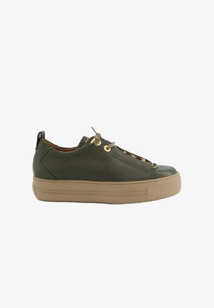 Grüne Leder-Sneaker mit einer dicken beigen Sohle, ausgestattet mit goldenen Ösen, flachen Schnürsenkeln und einer strukturierten Oberfläche. Seitenansicht.