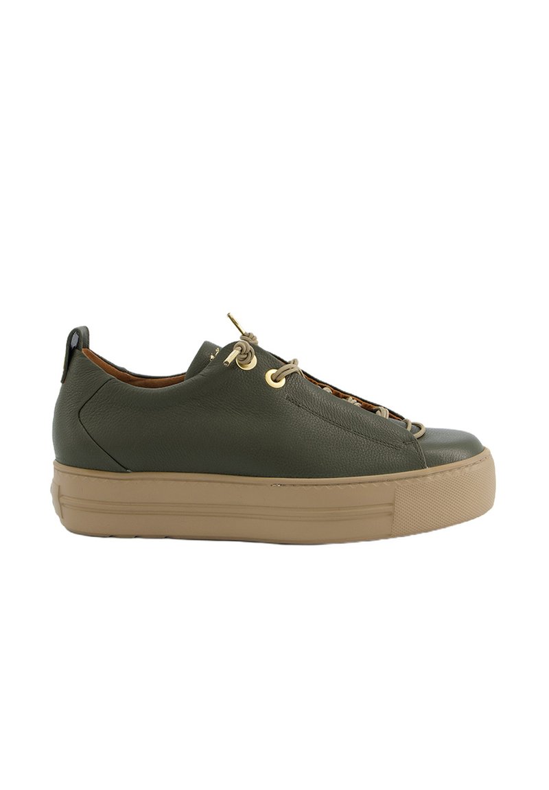 Baskets en cuir vert avec une épaisse semelle beige, arborant des œillets dorés, des lacets plats et une finition texturée. Vue de profil latéral.