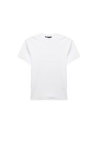 Witte katoenen t-shirt met korte mouwen, ronde halslijn en een gladde textuur. Minimalistisch ontwerp, zonder patronen of versieringen.