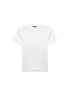 Witte katoenen t-shirt met korte mouwen, ronde halslijn en een gladde textuur. Minimalistisch ontwerp, zonder patronen of versieringen.