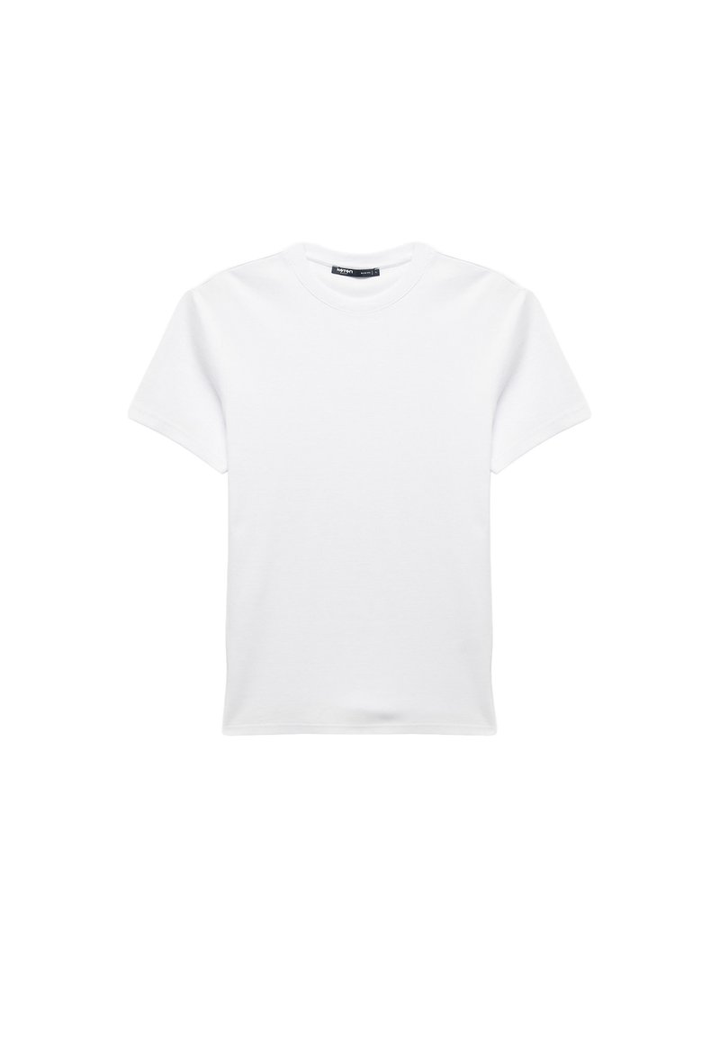 Witte katoenen t-shirt met korte mouwen, ronde halslijn en een gladde textuur. Minimalistisch ontwerp, zonder patronen of versieringen.