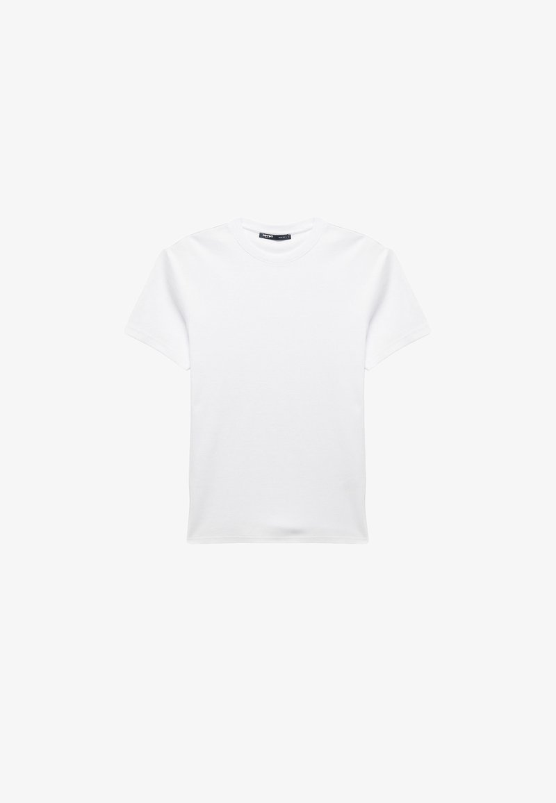 Witte katoenen t-shirt met korte mouwen, ronde halslijn en een gladde textuur. Minimalistisch ontwerp, zonder patronen of versieringen.
