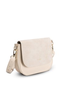 Borsa a tracolla in pelle sintetica beige con patta, hardware oro, tracolla regolabile e texture liscia. Presenta un design semplice e pulito.