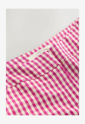 Țesătură de in cu model gingham în nuanțe de roz și crem; are tiv simplu și etichetă care indică compoziția materialului.