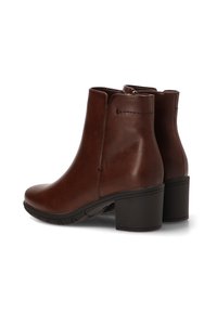 Botas de tobillo de cuero marrón con una textura suave, punta redondeada, cremallera lateral y tacón cuadrado. Presentan costuras mínimas y una suela resistente.
