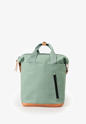 Grüner wasserfester Stoffbeutel mit beigefarbenen Lederakzenten, oberen Griffen und einer seitlichen Reißverschlusstasche. Verfügt über ein minimalistisches Design und dezente Branding-Elemente.