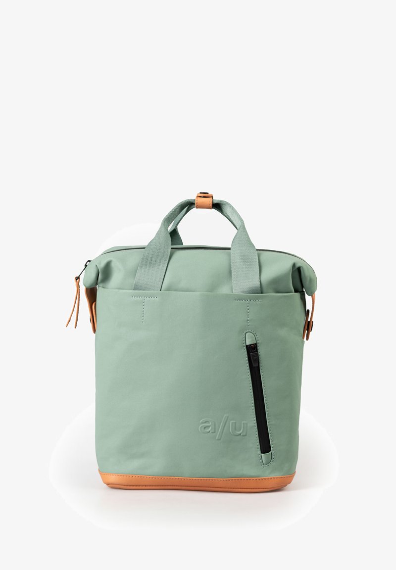 Grüner wasserfester Stoffbeutel mit beigefarbenen Lederakzenten, oberen Griffen und einer seitlichen Reißverschlusstasche. Verfügt über ein minimalistisches Design und dezente Branding-Elemente.