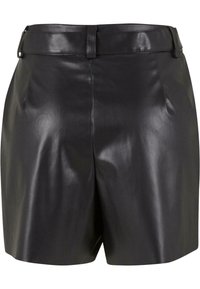 Zwarte leren shorts met een zachte textuur, voorzien van een aansluitende taille en twee voorplooien. Inclusief een riemlus en een platte voorkant.