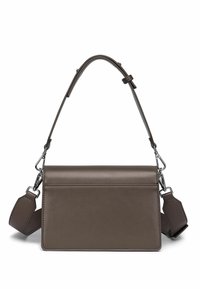 Hnědá kožená taška přes rameno obdélníkového tvaru, nastavitelný popruh a stříbrné kovové doplňky. Hladká textura, minimalistický design.