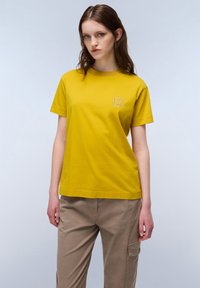 Napapijri FEDAIA - T-shirt print - gold flake yo