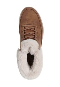 Zapatilla de deporte marrón de ante sintético con cordones marrones, con un cuello acolchado de piel sintética blanca. Suela plana de goma, puntera redondeada y superficie texturizada.