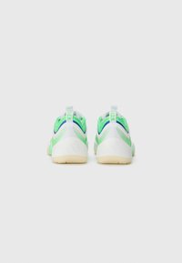 Zapatillas deportivas verdes y blancas con una parte superior de malla, diseño curvado, acentos reflectantes y una suela de goma texturizada. Se muestra la vista trasera.