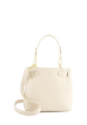 Sac à main en cuir beige clair avec une finition texturée, doté de quincaillerie dorée, de deux poignées et d'une bandoulière ajustable.