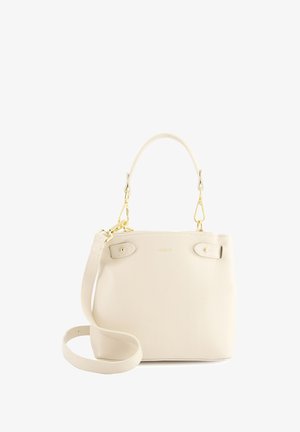 Jasno beżowa skórzana torebka o teksturowym wykończeniu, z złotymi detalami, dwoma uchwytami i regulowanym paskiem na ramię.