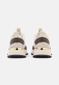 Gestructureerde bruine en roomkleurige sneakers met gouden accenten, rubberen zool en gevoerde kraag. Heeft een trekband en kenmerkende branding.