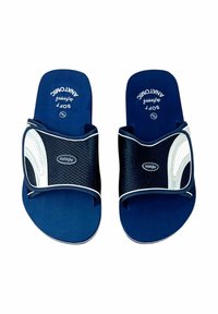 Sandali blu navy con una cinghia nera testurizzata con accenti bianchi e un design perforato. Fondo imbottito morbido per il comfort.