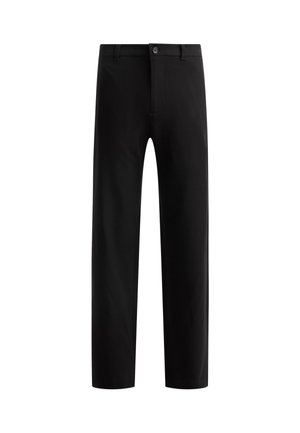 Pantalones negros a medida con un diseño frontal plano, piernas rectas, cierre de botón único y presillas para cinturón, confeccionados en una tela suave sin patrones visibles.