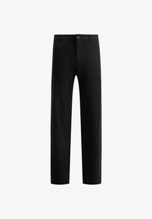 Pantaloni neri su misura con fronte piatto, gamba dritta, chiusura a un bottone e passanti per cintura, realizzati in un tessuto liscio senza motivi visibili.