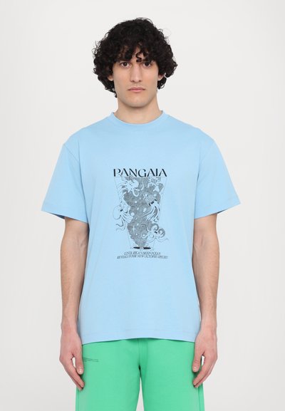 T-shirt en coton bleu clair avec un imprimé graphique d'octopuses et un texte en noir, coupe décontractée avec manches courtes et encolure ras du cou.