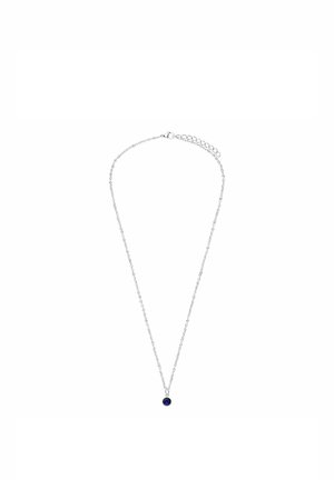 Fijne zilveren ketting met verstelbare sluiting en een kleine ronde donkerblauwe edelsteen hanger in het midden.