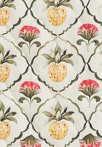 Υφασμα με σχέδιο εναλλασσόμενους κίτρινους ανανάδες και κόκκινα λουλούδια συνδεδεμένα με κυματιστά πράσινα κλήματα σε ανοιχτό φόντο.
