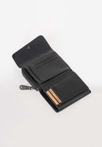 Zwarte leren portemonnee met een gestructureerde afwerking, voorzien van meerdere kaartslots, een ritssluiting en een drukknoopsluiting.