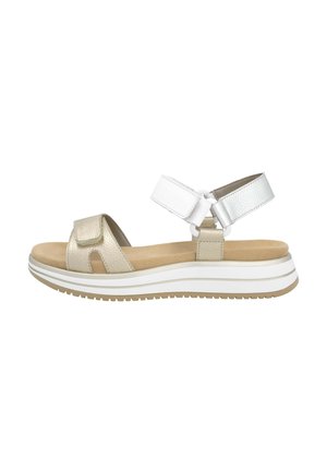 Sandale compensée avec un dessus en cuir doré texturé, une sangle blanche ajustable et une semelle intérieure rembourrée beige. Présente une semelle superposée blanche et beige.