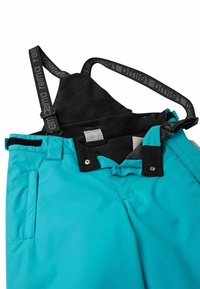 Turkusowe spodnie narciarskie z czarnymi elastycznymi szelkami, zamkiem błyskawicznym, zapięciem na zatrzask oraz bocznymi kieszeniami; gładka faktura i wytrzymały materiał.